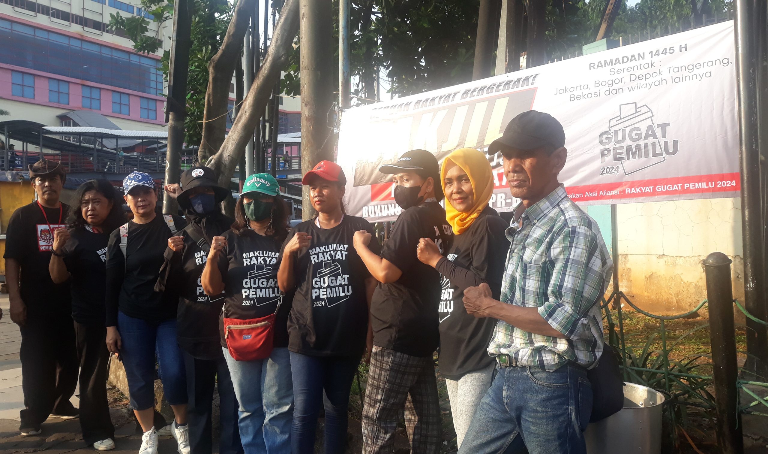 Masyarakat yang tergabung dalam Aliansi Masyarakat Gugat Pemilu dalam aksi bagi takjil di Jalan Cililitan Besar. (dokpri)