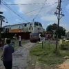 Detik Detik  Rombongan Mobil pemudik dari Pasuruan Tertabrak kereta Api