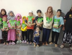 Komonitas Jurnalis Online Mitra Rakyat (Joker) Bagikan Puluhan Beras Kemasan 3 Kg kepada anak TPQ Syifaus Sudhur Rusunawa Kenjeran.
