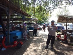 Personil Sat Binmas Polresta Tangerang melaksanakan kegiatan himbauan kamtibmas ke Tempat Wisata Ziarah Keramat Solear