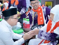 PJ Gubernur Jatim Adhy Karyono Melepas 366 Jamaah Calon Haji Kloter Pertama Embarkasi Surabaya Berangkat ke Tanah Suci Mekah.