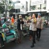 Tebar Kebahagiaan, Kapolrestabes Surabaya Kembali Gelar Sarapan Bareng Dan Berbagi Sembako Dengan Abang Becak.