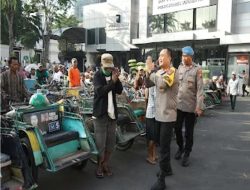 Tebar Kebahagiaan, Kapolrestabes Surabaya Kembali Gelar Sarapan Bareng Dan Berbagi Sembako Dengan Abang Becak.