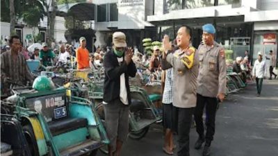 Tebar Kebahagiaan, Kapolrestabes Surabaya Kembali Gelar Sarapan Bareng Dan Berbagi Sembako Dengan Abang Becak.