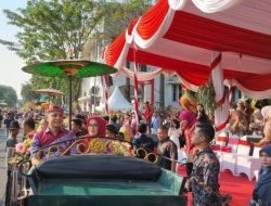 Ribuan Masyarakat Surabaya Hadiri Surabaya Vaganza 2024.