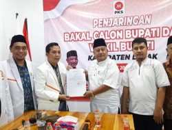 H.Akhmad Jajuli Bakal Calon Bupati Lebak  Mengembalikan Formulir Pendaftaran Ke Kantor DPD PKS Lebak