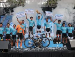 Kapolda Jatim Serahkan Medali Untuk Para Juara Tour de Panderman di Kota Batu.