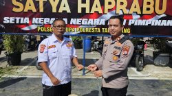 Kapolsek Cikupa Menyerahkan Hewan Qurban Kepada Ketua Pokdarkamtibmas Bhayangkara Cikupa Polresta Tangerang    