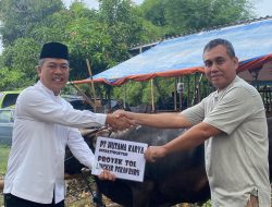 HK Grub Bersama IKMKB Bagikan Daging Kurban Pada Masyarakat Sekitar Mess Pemda Bengkalis