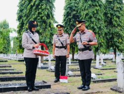 Kenang Jasa Pahlawan, Sempena Hari Bhayangkara ke 78 Jajaran Polda Sumsel Gelar Upacara Ziarah TMP