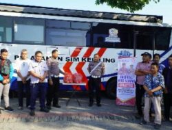 Satlantas Polres Gresik Bagikan Sarapan Gratis Kepada Pemohon SIM Keliling Dalam Rangka Hari Jadi Bhayangkara ke-78