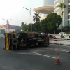 Evakuasi Truk Terguling Di Depan Pondok Indah Mall Jalan Arteri Pondok Indah Jakarta Selatan.