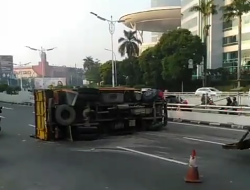 Evakuasi Truk Terguling Di Depan Pondok Indah Mall Jalan Arteri Pondok Indah Jakarta Selatan.