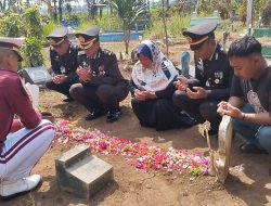 Polres Malang Ziarah ke Makam Korban Peristiwa Kanjuruhan di Hari Bhayangkara ke – 78