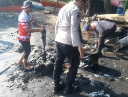 Hari Kelautan Nasional, Polres Probolinggo Bersama Masyarakat Bersihkan Pantai