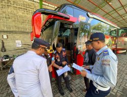 Gelar Program Unggulan Mahameru Lantas, Polisi Inspeksi Armada Bus di Ponorogo