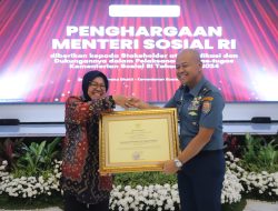 Kepala Staf Koarmada III Menerima Penghargaan dari Menteri Sosial Republik Indonesia