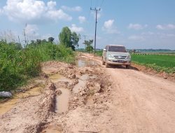 Jalan Penghubung Dua Desa Di OKI Masih Berlumpur, Warga Melintas Tetap Berhati – Hati