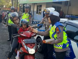 Operasi Patuh Semeru 2024, Polres Kediri Kota Beri Coklat Bagi Pengendara Tertib*