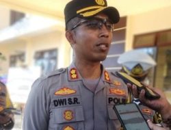 *Polres Ngawi Sebar Personel Untuk Pengamanan Suran Agung*  NGAWI – Menjaga kondusifitas keamanan dan ketertiban Masyarakat ( Kamtibmas) pada kegiatan Suran Agung, Polres Ngawi Polda Jatim menerjukan ratusan personel gabungan.  Selain berpatroli dengan skala besar, personel juga disiagakan di beberap titik perbatasan wilayah yang ada di Kabupaten Ngawi.  Perbatasan tersebut seperti perbatasan Mantingan (Jateng-Jatim), Geneng (Madiun-Ngawi), Banyu Urip (Cepu-Ngawi), Kwadungan (Ngawi-Madiun), Karangjati (Ngawi-Caruban), dan beberapa perbatasan lainnya.  Kapolres Ngawi AKBP Dwi Sumrahadi Rakhmanto, S.H., S.I.K., M.H  mengatakan tindakan tersebut untuk memastikan keamanan dan ketertiban selama perayaan Suran Agung PSHW Tunas Muda Pusat Madiun.  “Kami mengambil langkah pencegahan dengan melakukan penyekatan di beberapa titik perbatasan wilayah Ngawi,” ujar AKBP Dwi Sumrahadi, Minggu (21/7).  Meski demikian, lanjut AKBP Dwi Sumrahadi kegiatan penyekatan tersebut tetap mengedepankan pengamanan dengan sikap yang humanis.  “Ya kami sampaikan kepada Masyarakat bahwa kegiatan penyekatan ini demi mengantisipasi gangguan kamtibmas yang tentu dapat berkibat ketidaknyamanan dan ketidak amanan kita bersama,”ujar AKBP Dwi Sumrahadi.  Sebagai informasi, pada kegitan pengamanan tersebut Polres Ngawi juga melibatkan TNI dan intansi samping serta dari pihak perguruan silat.  Tiap perbatasan dijaga dan dilakukan penyekatan oleh personel yang terdiri dari Polri, TNI AD dan Koordinator lapangan PSHW Cabang Ngawi.   Penyekatan ditujukan untuk semua kendaraan yang melintas, demi terjaganya Ngawi yang kondusif.  Kegiatan pengamanan, penyekatan, dan patroli berskala besar dipimpin oleh Wakapolres Ngawi Kompol Achmad Robial. (*)