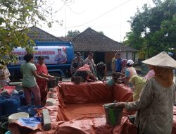 Polisi Salurkan Air Bersih Untuk Warga Desa yang Kekeringan di Bojonegoro