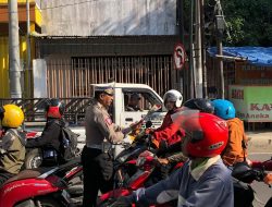 Operasi Patuh Semeru 2024, Polisi Kota Blitar Beri Bunga dan Coklat Bagi Pengendara Tertib