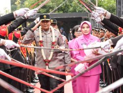 Tradisi Pedang Pora Warnai Penyambutan Kapolda Jateng; Semangat Baru Dalam Melayani Masyarakat