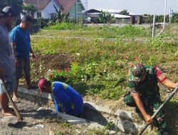 Jelang Agustus – An, Serda Alfian Bersama Warga Desa Tulungrejo Kerja Bakti Bersihkan Lingkungan