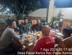 Sambil Minum Kopi, Bhabinkamtibmas Polsek Pasar Kemis Tukar Pendapat Dengan Tokoh Masyarakat