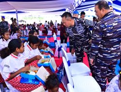 Berbagi Kebahagiaan, Dankodiklatal Hadiri Gelar Karya Bakti TNI AL di Raja Ampat