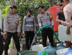 Musim Kemarau Polres Jember Distribusikan Bantuan Air Bersih Untuk Warga Desa Plalangan