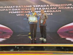 Plt Bupati Sidoarjo Subandi terima Penghargaan UHC Award 2024