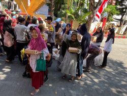 Polsek Simokerto Bagikan Nasi kotak dalam Jumat Berkah