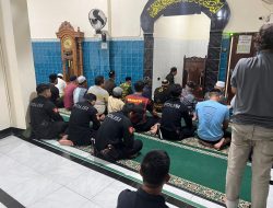 Sat Samapta Polrestabes Surabaya Gelar Sholat Subuh Berjamaah untuk Colling System Menjelang Pilkada