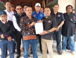 FMPB Resmi Laporkan Bawaslu Pesawaran Atas Pengibaran Bendera Lusuh dan Sobek