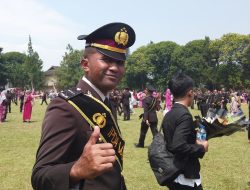 *Selesaikan Pendidikan Perwira Polri, Ipda Wilfridus: Terima Kasih kapolri, Saya berjanji Akan jadi Polisi yang Solutif bagi Masyarakat*   WMC ||Sukabumi Di Tengah ribuan orang yang menghambur ke lapangan Soetadi Ronodipuro Setukpa Lemdiklat Polri, Sukabumi, Jawa Barat, hari kamis (15/08/24), terlihat Wilfridus berjalan sambil matanya melihat ke kanan dan ke kiri, mencari sosok yang ia kenal.   Sesekali matanya melirik ke ponsel memastikan orang ia cari merespon panggilannya. Tak lama senyumnya mengembang, menyambut wanita kesayangan.   Ipda Wilfridus Baga adalah salah satu dari 1.999 Perwira Pertama yang telah menyelesaikan Pendidikan pembentukan perwira Polri Resimen Laksamana Satya Prakasa Angkatan ke 53 gelombang I tahun anggaran 2024.   “Puji Tuhan, akhirnya saya bisa menyelesaikan Pendidikan dengan baik. Terima kasih pak Kapolri, Jenderal Pol. Listyo Sigit Prabowo yang telah memberikan kesempatan kepada saya mengikuti Pendidikan di Setukpa. Sekarang saya siap menjalani tugas-tugas baru,” ujar Ipda Wilfridus Baga sambil memegang karangan bunga dari istrinya.   Fritz, panggilan akrab Wilfridus sebelumnya sempat viral di media sosial bulan Agustus tahun lalu. Fritz yang kala itu masih berpangkat Aipda dan menjabat sebagai Kepala Sub Sektor Palue, Sikka, Nusa Tenggara Timur menghibahkan tanah warisan orangtuanya seluas 865,2 meter persegi untuk kantor Polsek di wilayah itu.   Selama ini Palue menjadi bagian dari Polsek Nele yang berkantor di Maumere. Padahal wilayah kecamatan Palue yang terdiri dari delapan desa begitu luas dengan jumlah penduduk lebih dari 10 ribu jiwa.   Kondisi ini menyulitkan warga yang ingin mendapatkan pelayanan dari Kepolisian. Hal ini menimbulkan niat Wilfridus dan saudara-saudaranya mewakafkan tanah warisan orangtua untuk membangun Polsek Palue demi memberikan pelayanan kepada masyarakat tempat mereka tinggal.  Kapolri Jenderal Pol. Listyo Sigit Prabowo yang bulan Agustus tahun 2023 berkunjung ke Palue mendengar niat tulus Fritz dan mengapresiasinya.   Saat itu Kapolri berjanji tahun 2024 Polri akan membangun Polsek Palue. Tak hanya itu Jenderal Pol. Listyo Sigit juga memberikan kesempatan Fritz mengikuti Pendidikan Pembentukan Perwira dengan satu syarat.  “Nanti kalau sudah selesai Pendidikan, kamu yang jadi Kapolseknya di sini ya,” ujar Jenderal Pol. Listyo Sigit Prabowo diiringi tepuk tangan rombongan yang mengikuti Kapolri.  Keberhasilan Fritz menyelesaikan Pendidikan tak lepas dari doa dan dukungan keluarga terutama istri tercinta, Ensy Baga.   “Empat bulan tidak ketemu pastinya rindu. Tapi ini demi kebaikan bapak juga. Anak-anak juga suka tanya bapak kemana? Saya bilang bapak lagi sekolah. Nanti kalo sudah selesai, bapak pulang,” ujar Ensy sambil tersenyum.   Di kesempatan ini Fritz sekali lagi menyampaikan terima kasih kepada Kapolri, Jenderal Pol. Listyo Sigit Prabowo. Ia berjanji akan menjadi Perwira Polri yang mengabdi pada hukum dan bertakwa, menjunjung nilai kemanusiaan dan kode etik serta menjadi bagian dari Solusi bagi Masyarakat.,(red,/gtt)