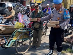 Mobil Patroli Polsek Simokerto Diserbu Puluhan Tukang Becak