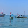 Ditpolairud Polda Jatim Bersama Nelayan Kibarkan Bendera Merah Putih di Selat Madura