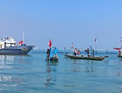 Ditpolairud Polda Jatim Bersama Nelayan Kibarkan Bendera Merah Putih di Selat Madura