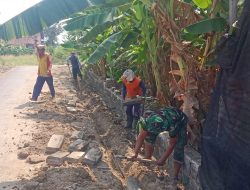 PeduliLingkungan, Babinsa Gotong Royong Bersama Warga Desa Laksanakan Perbaikan Jalan Dan Saluran Air