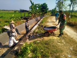 Babinsa Buluk Agung Bantu Warga Bangun Saluran Irigasi