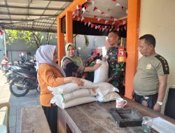 Bantuan Beras Diterima, Babinsa Wonokusumo Dampingi Pendistribusian Bantuan