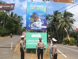 Cegah Kecelakaan Lalu Lintas, Polisi Pasang Baliho Peringatan di Jalur Wisata Trenggalek