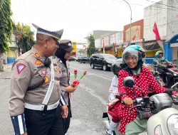 Sambut Hari Jadi ke – 76 Polwan Polres Lumajang Gelar Aksi Simpatik Sosialisasikan Kamseltibcarlantas