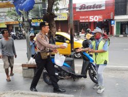 Polresta Sidoarjo Tumbuhkan Rasa Peduli di Tengah Patroli*