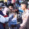 Humanis Polisi Berbagi Air Mineral Untuk Peserta Unras di Situbondo