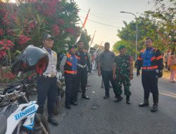 Babinsa bersama Tiga Pilar kel Margorejo Kec Wonocolo Lakukan Pengamanan Pawai Karnaval HUT RI ke79