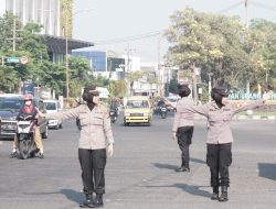 Aksi Simpatik Polwan Sapa Pagi Masyarakat Sidoarjo