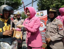 Sapa Warga di Hari Jadi ke -76, Polwan Polrestabes Surabaya Turun Jalan Berbagi Helm dan Bunga