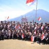 Hari Jad ke-76, Polwan Polres Madiun Kibarkan Merah Putih dan Bendera Polwan di Puncak Bukit Mongkrang